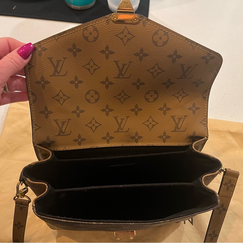 Lv crossbody with strap - Picture 3 of 6